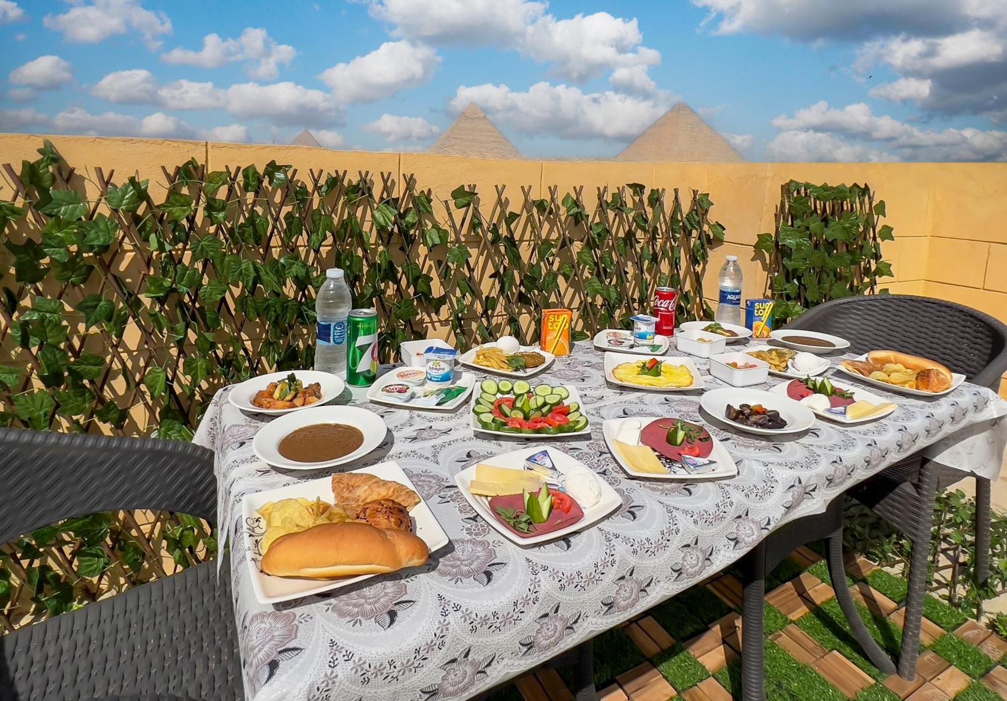 Kafret el-Gabal Alaskapyramidsview المظهر الخارجي الصورة